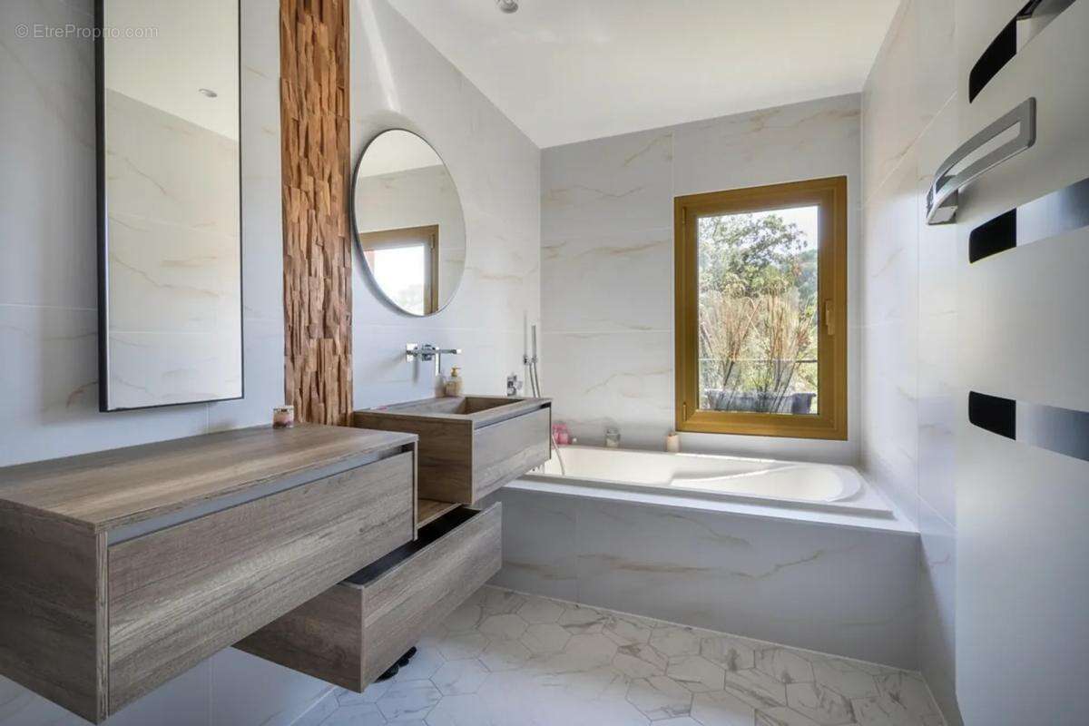 Maison de 8 pièces de 235 m² à Sanary-sur-Mer - photo 12