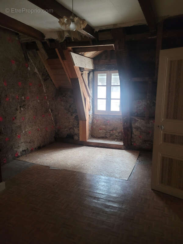 Maison à LA TOUR-D&#039;AUVERGNE