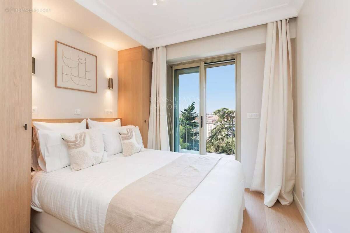 Cannes Hypercentre – Élégant 3 pièces rénové, étage élevé, plein sud et vue dégagée - photo 7