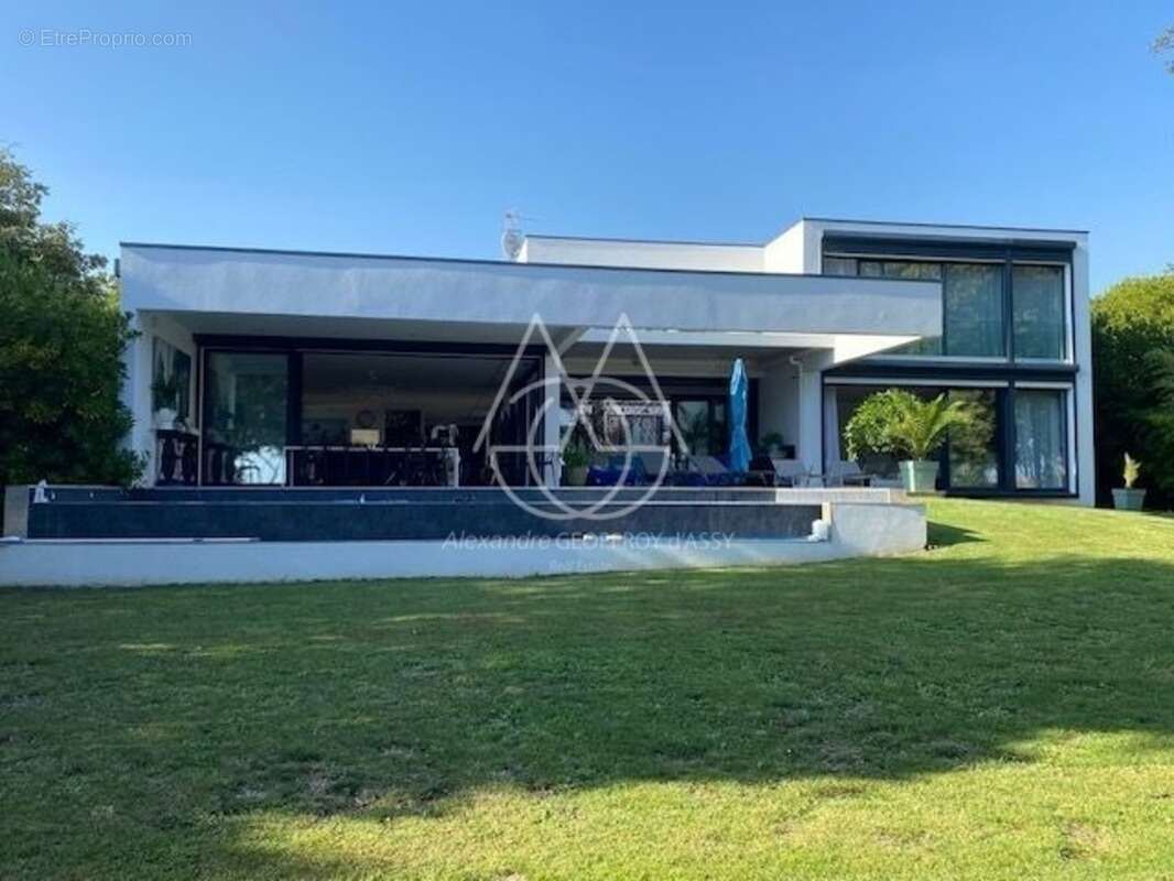Exceptionnel à proximité de Royan. Villa avec une vue panoramique sur mer - photo 2