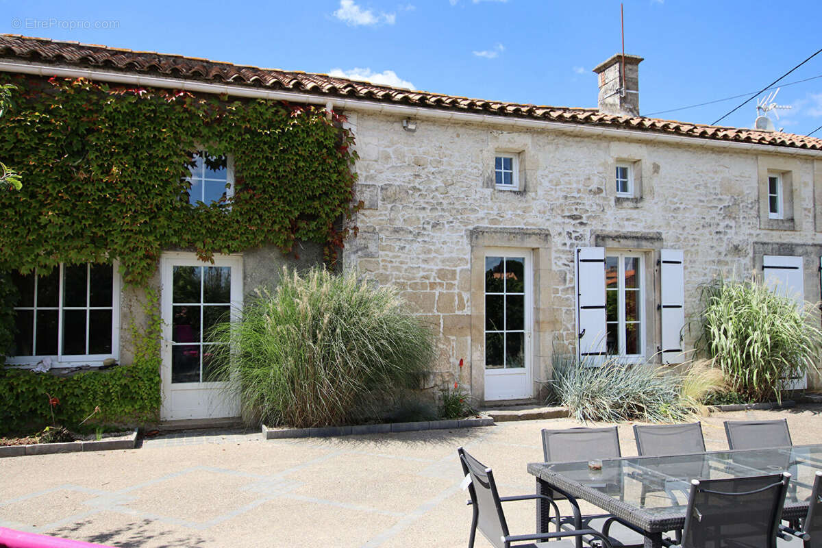 Maison 5 chambres avec dépendances et grand terrain à Coulonges Sur L'Autize - photo 18