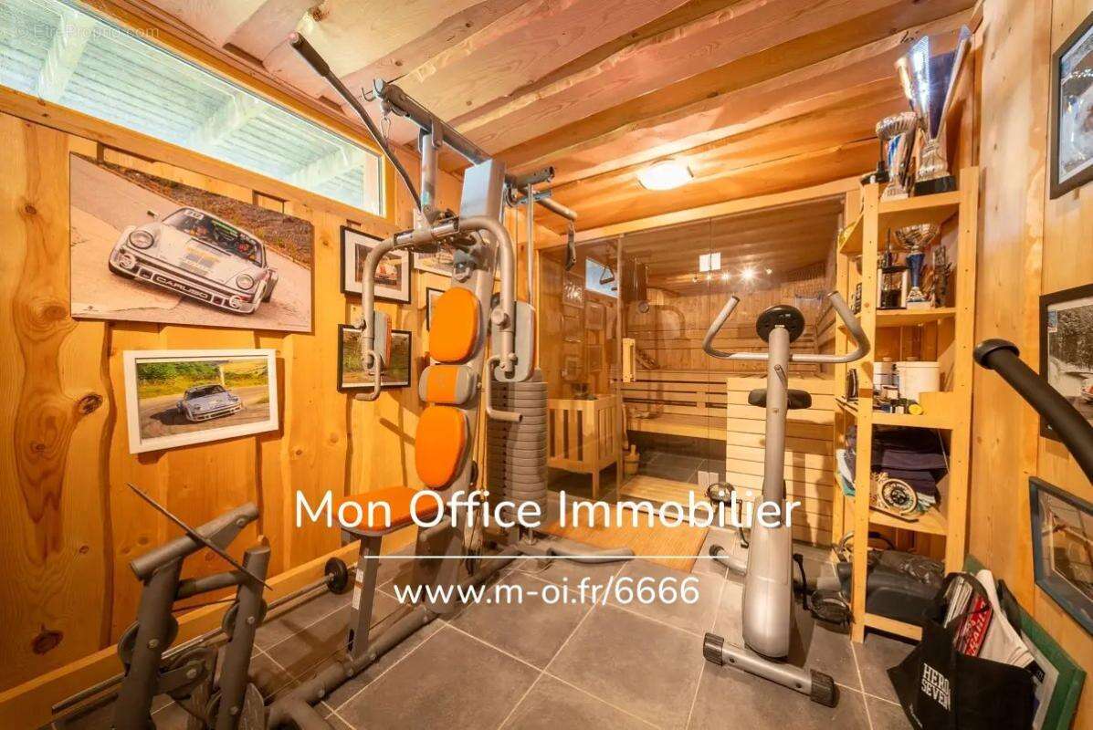Référence : 6666-CLG. - Chalet de type 7 en madrier de 240m² sur une parcelle de 1500m² à La Joue du Loup - photo 10