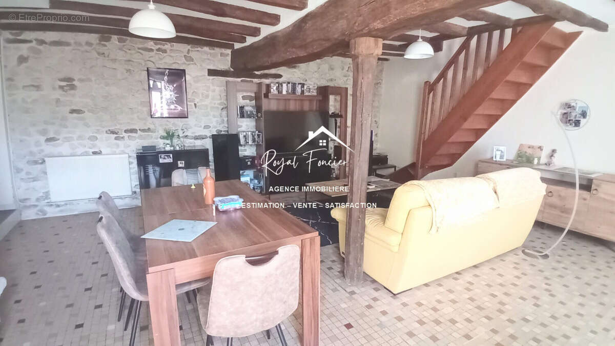 Pièce de vie avec cheminée - Maison à VELLECHES