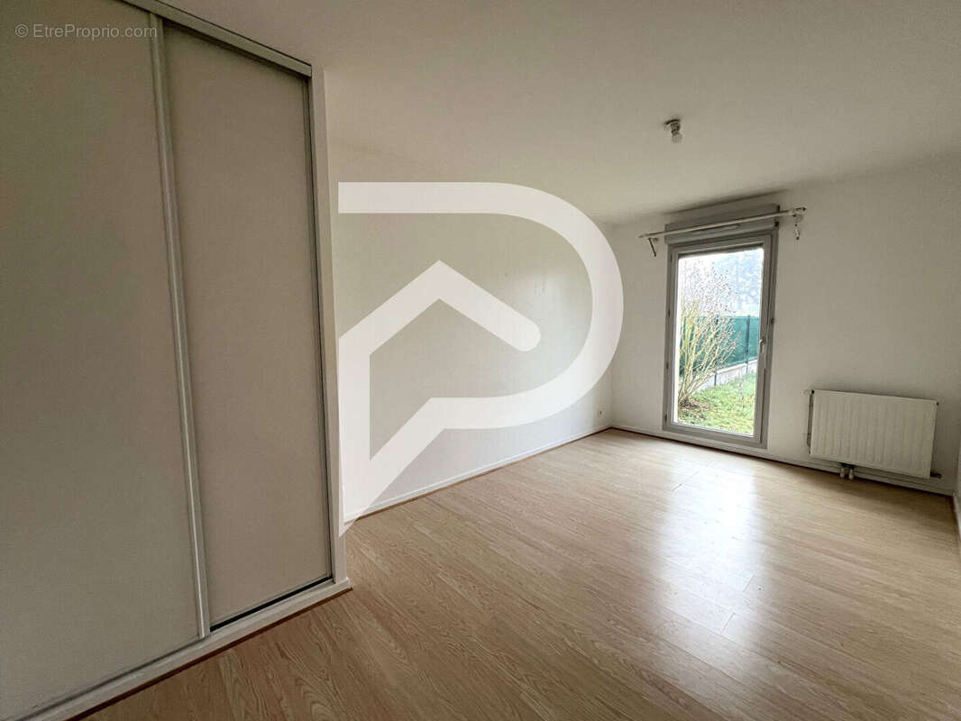 Appartement à LE MESNIL-SAINT-DENIS