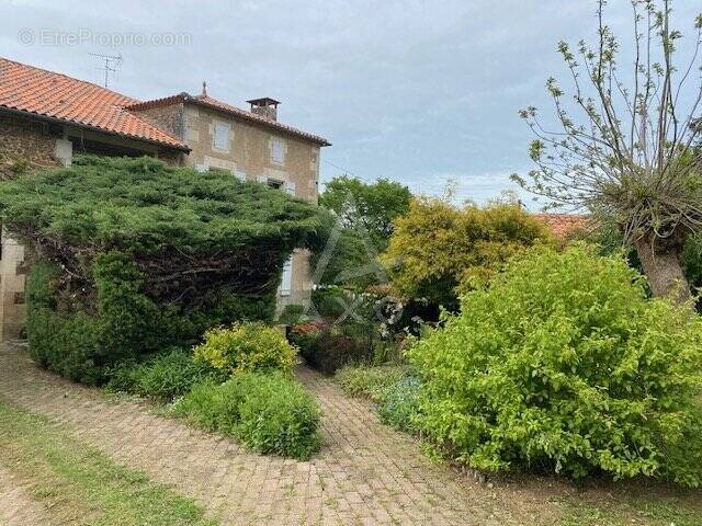 Maison à CHASSENEUIL-SUR-BONNIEURE