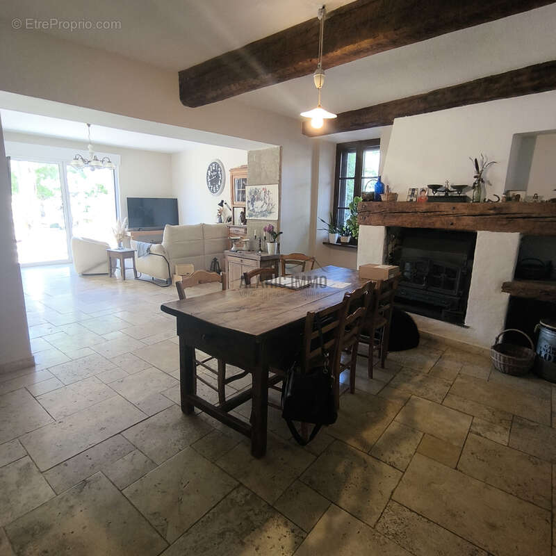 Maison  de charme en pierre avec jardin clos et parking privé - photo 3