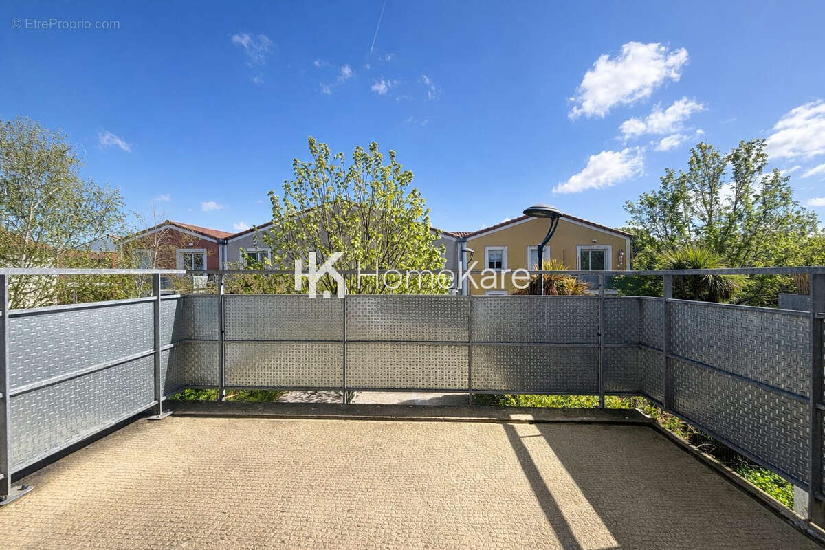 Appartement à BEAUZELLE