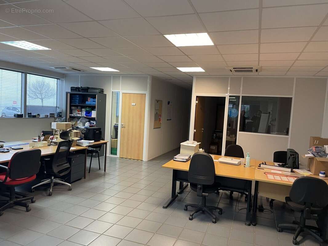 Commerce 1438 m² à Ifs  - photo 7