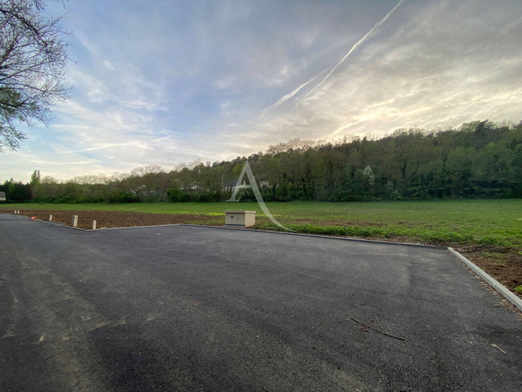 Terrain à ORMOY-LA-RIVIERE