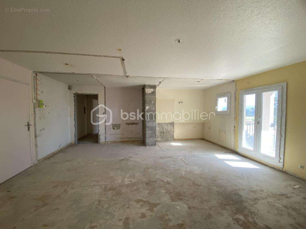 SAINT-CHRISTOL ((84) - Créez votre T3 sur mesure ! Plateau sous forme d'appartement de 86 m² env. situé au 1er étage avec ascens - photo 9