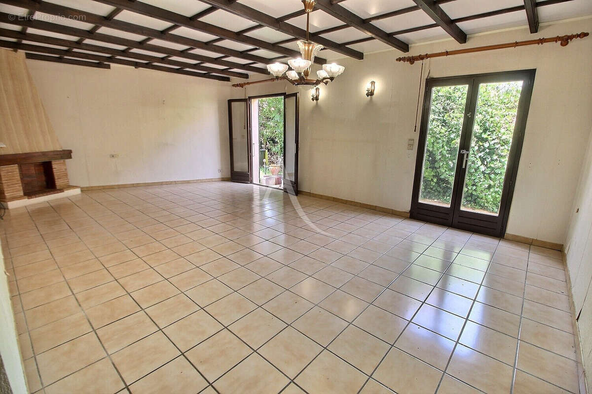 Maison familiale à fort potentiel développant 142 m²  avec 5 chambres sur terrain 3 faces au calme - photo 2