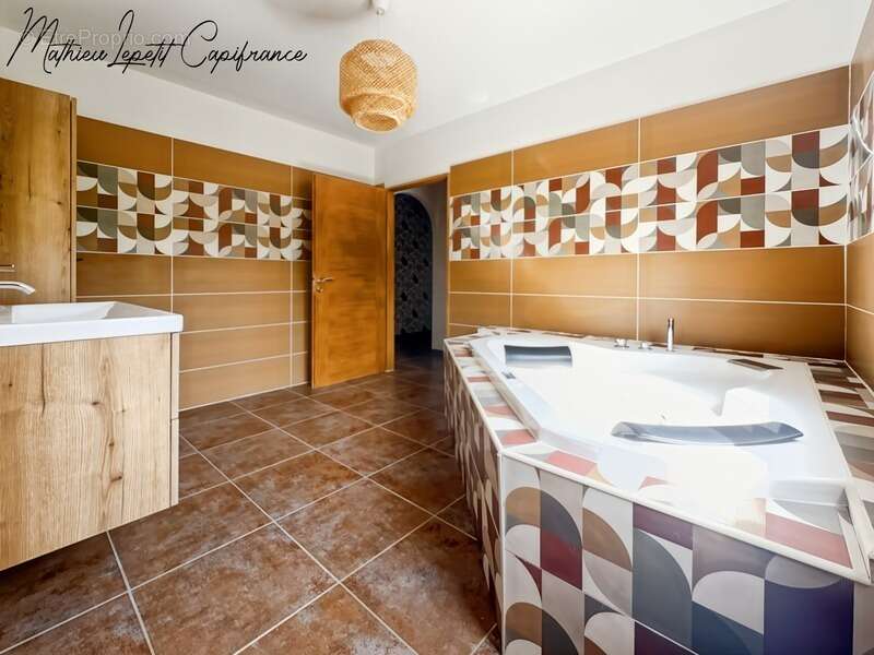 À vendre Maison T9 familiale contemporaine de 313 m² – Construction traditionnelle de 2011 – 7 chambres – Terrain clos de 2 874  - photo 4