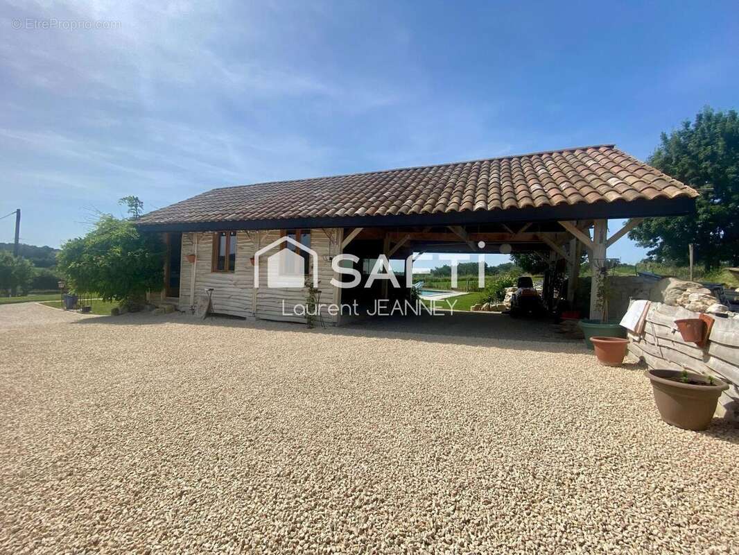 Maison 180 m² à Saint-Pastour  - photo 7