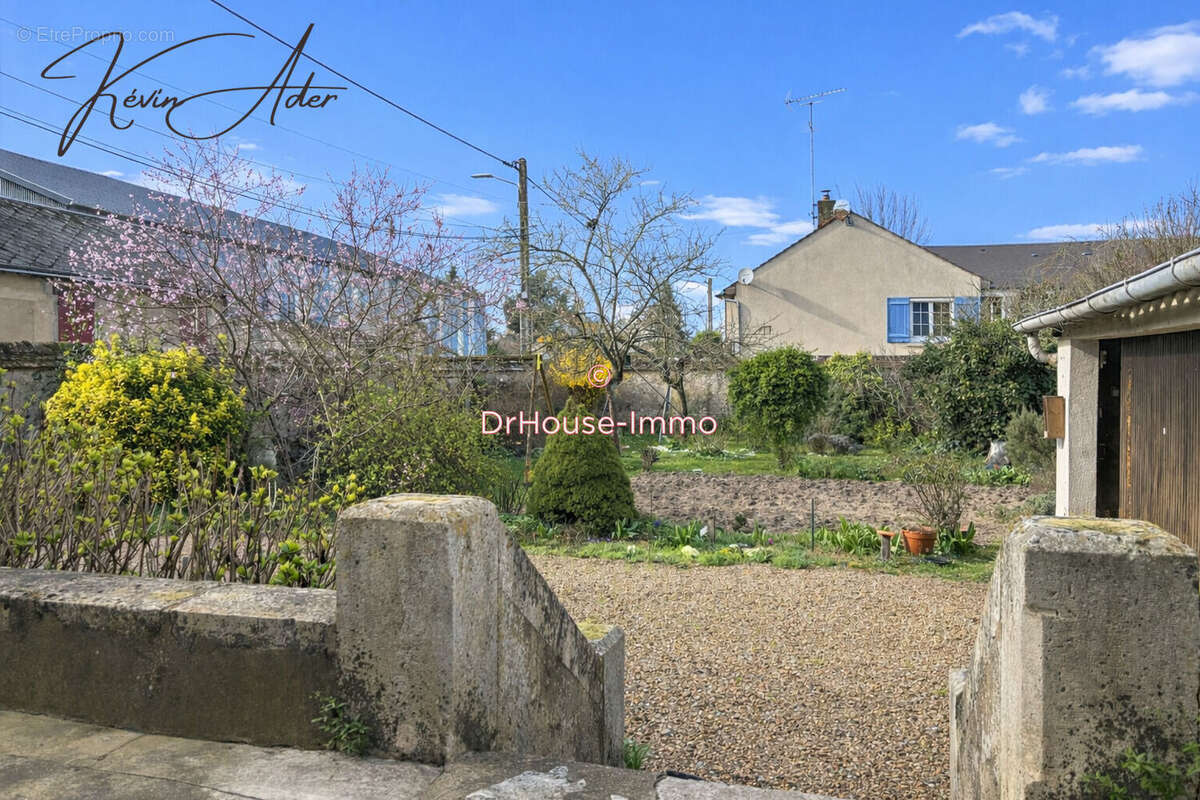 Maison à LA CHAPELLE-SAINT-MESMIN