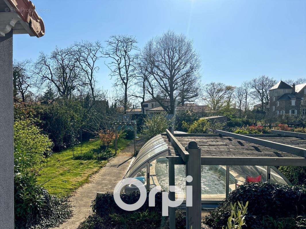 Maison à LA CHAIZE-LE-VICOMTE