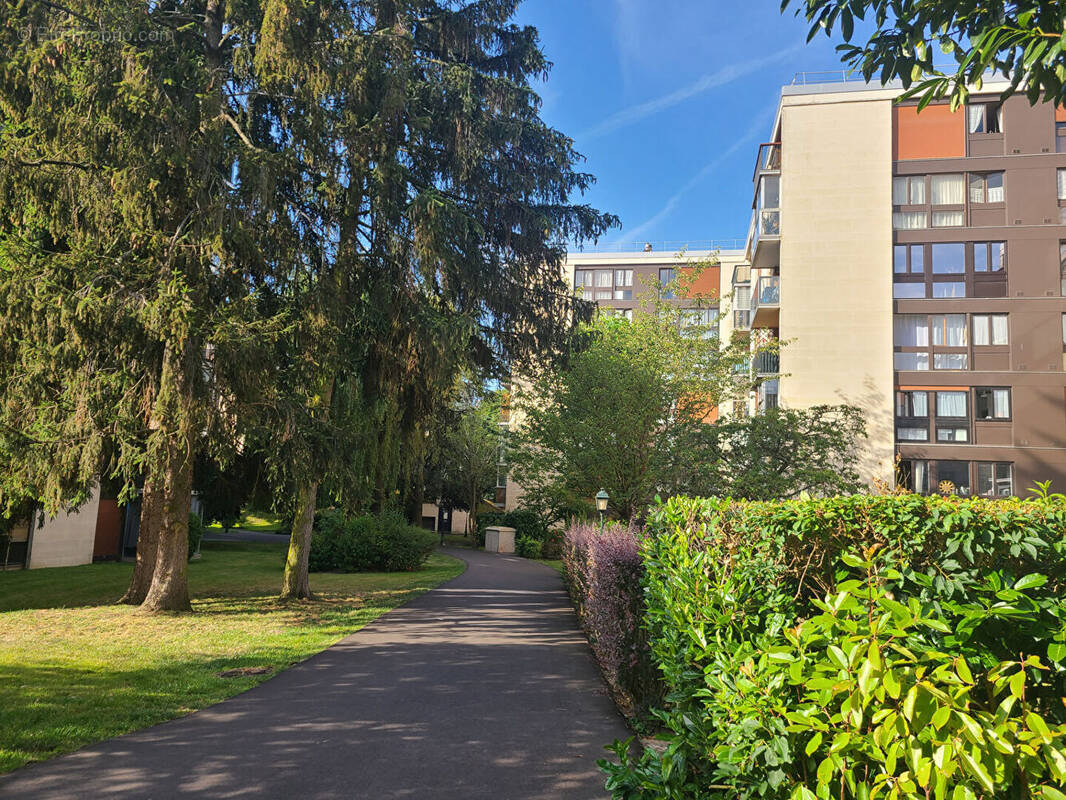 Appartement à FONTENAY-LE-FLEURY