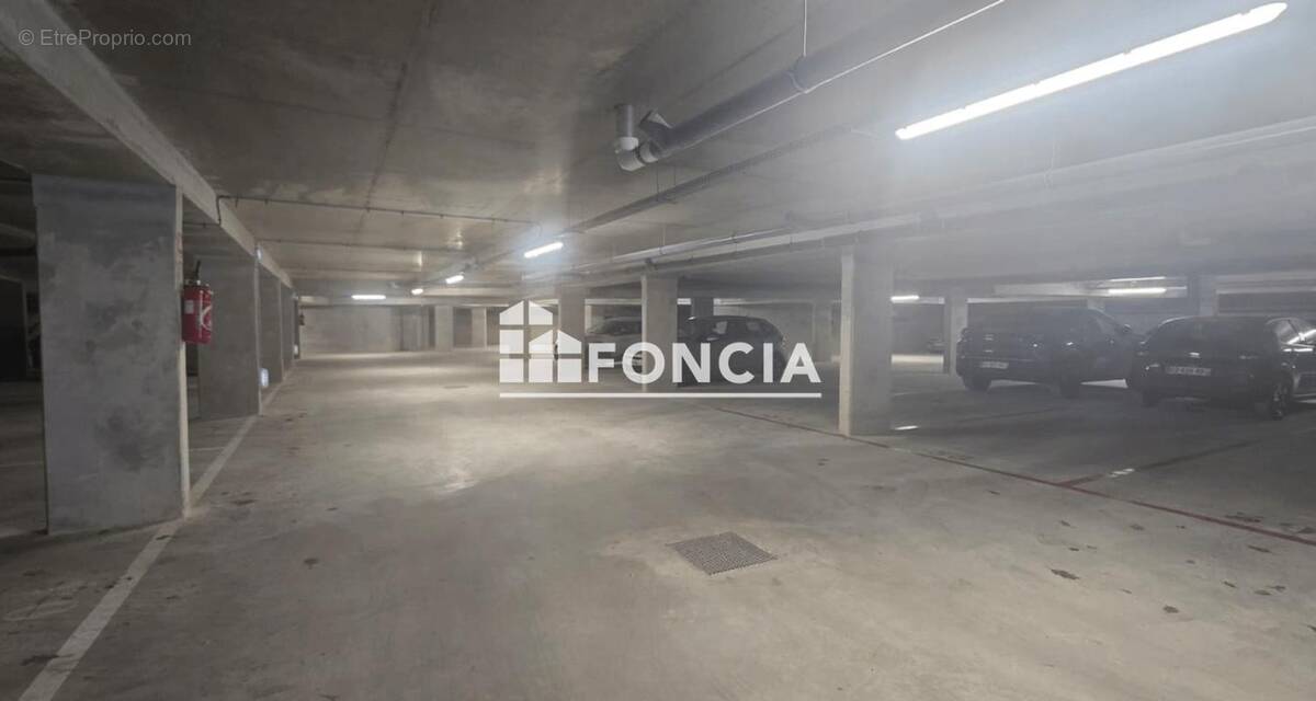 Parking à LOUVRES
