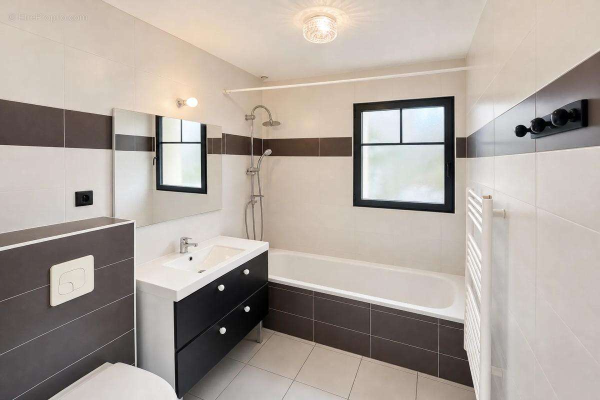 Maison spacieuse de 9 pièces à Lugos - photo 13