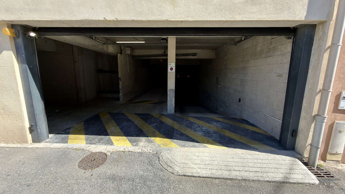 double parking - Parking à MARSEILLE-10E