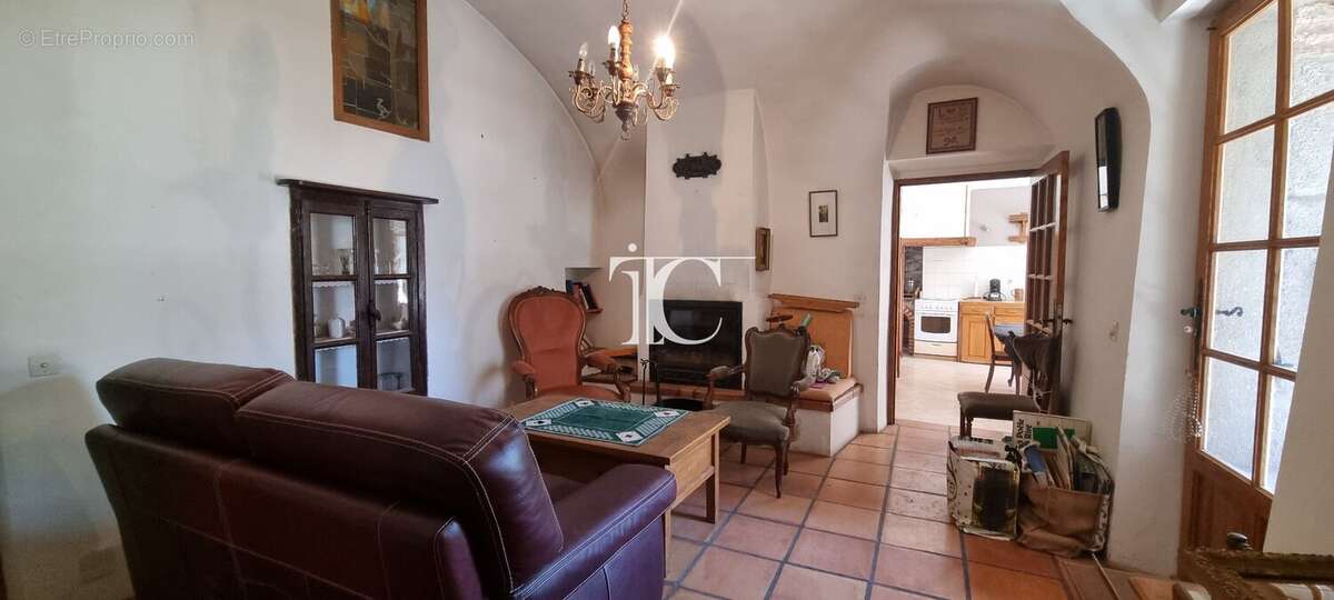 Maison ancienne avec cour intérieure, garage et caves voûtées - photo 6