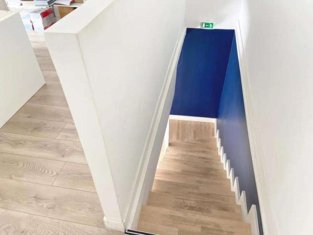 Boutique de 62 m² à vendre à SEVRES : Centre Ville, entrée indépendante, linéaire de façade de 4m. Découvrez cette opportunité d - photo 4