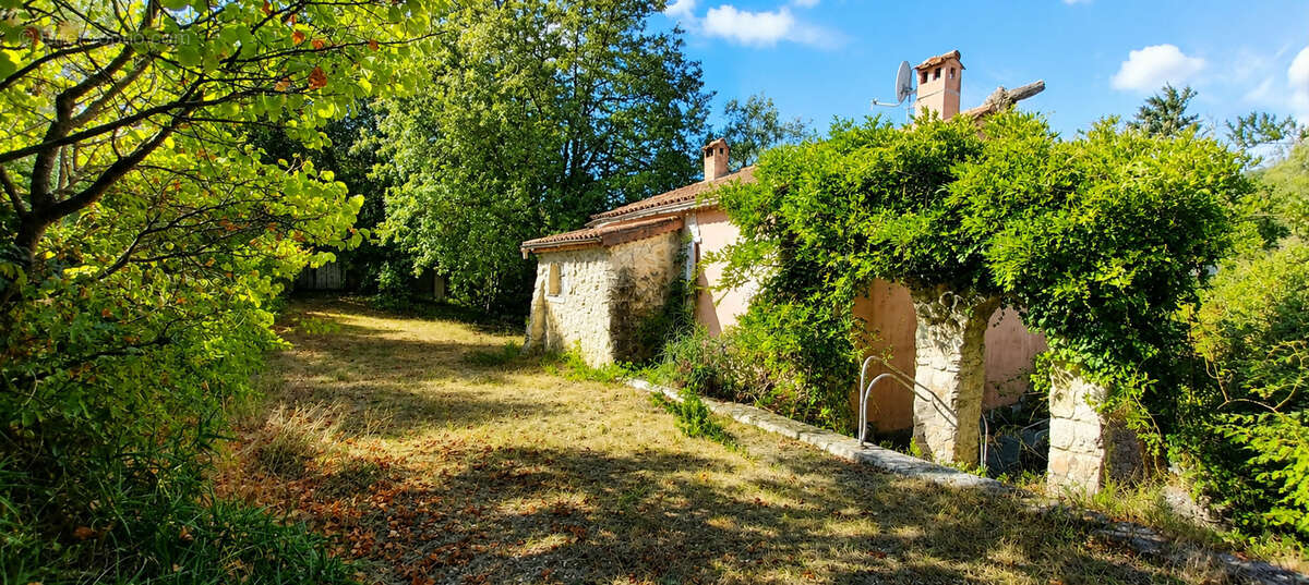 Authentique maison provençale sur 3171 m2 de terrain avec possibilité d'agrandissement - photo 2