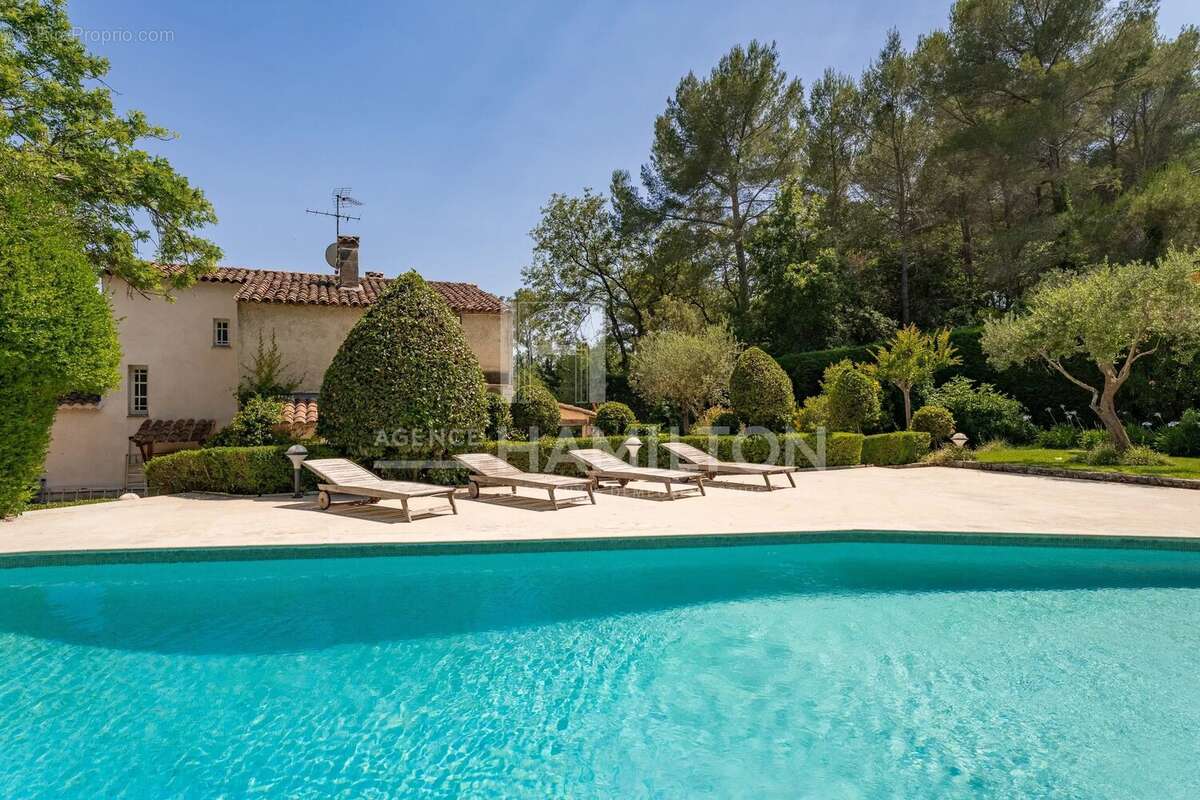 Maison à CHATEAUNEUF-GRASSE