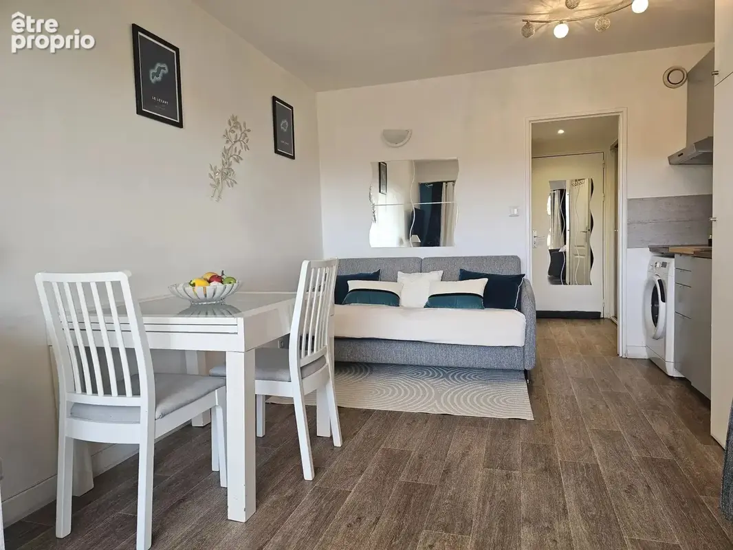 Hyères Port : Studio meublé  avec terrasse loggia et place parking privée en sous-sol sécurisé - photo 8