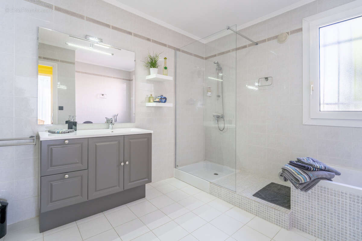 Dpt Aude (11), à vendre NARBONNE maison P7 de 232 m² - Terrain de 1 065,00 m² - photo 16