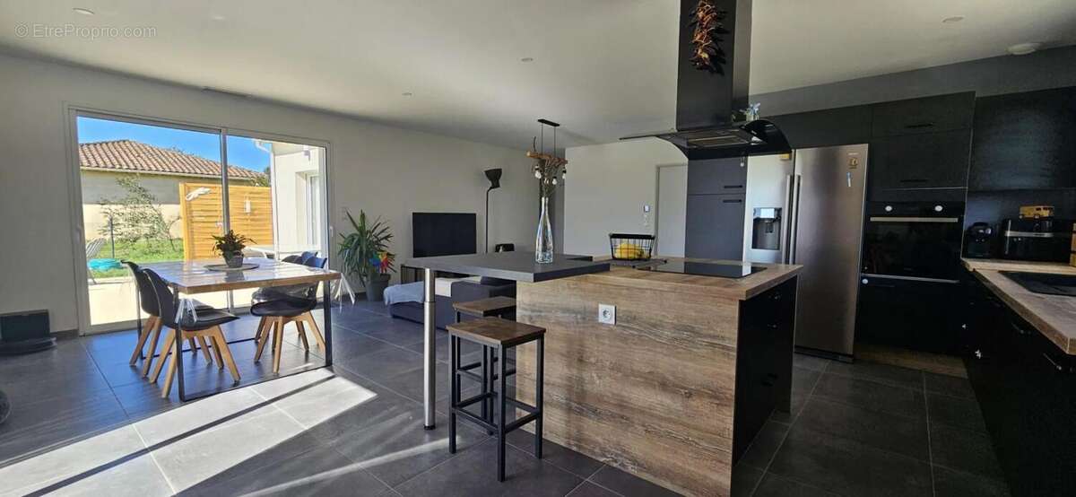 Maison à COURS-DE-PILE