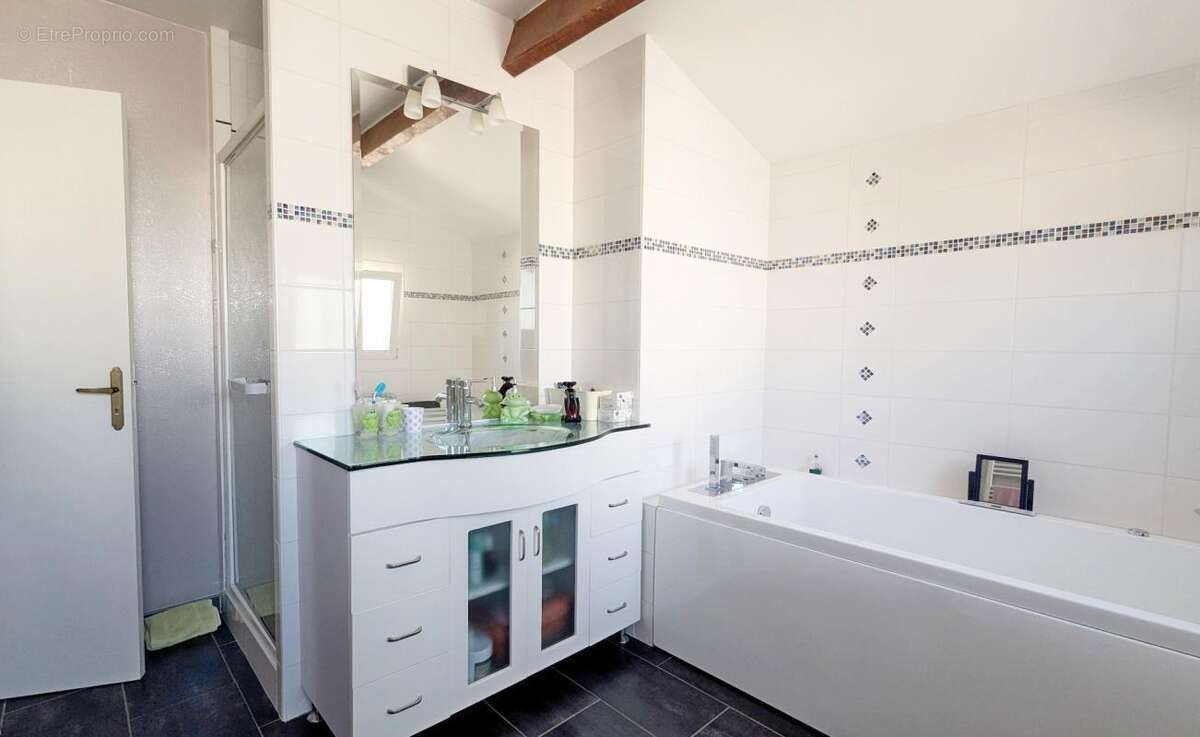 EYGUIÈRES (13)  Belle maison familiale de 165 m² avec piscine, 5 chambres, proche du centre village - photo 17