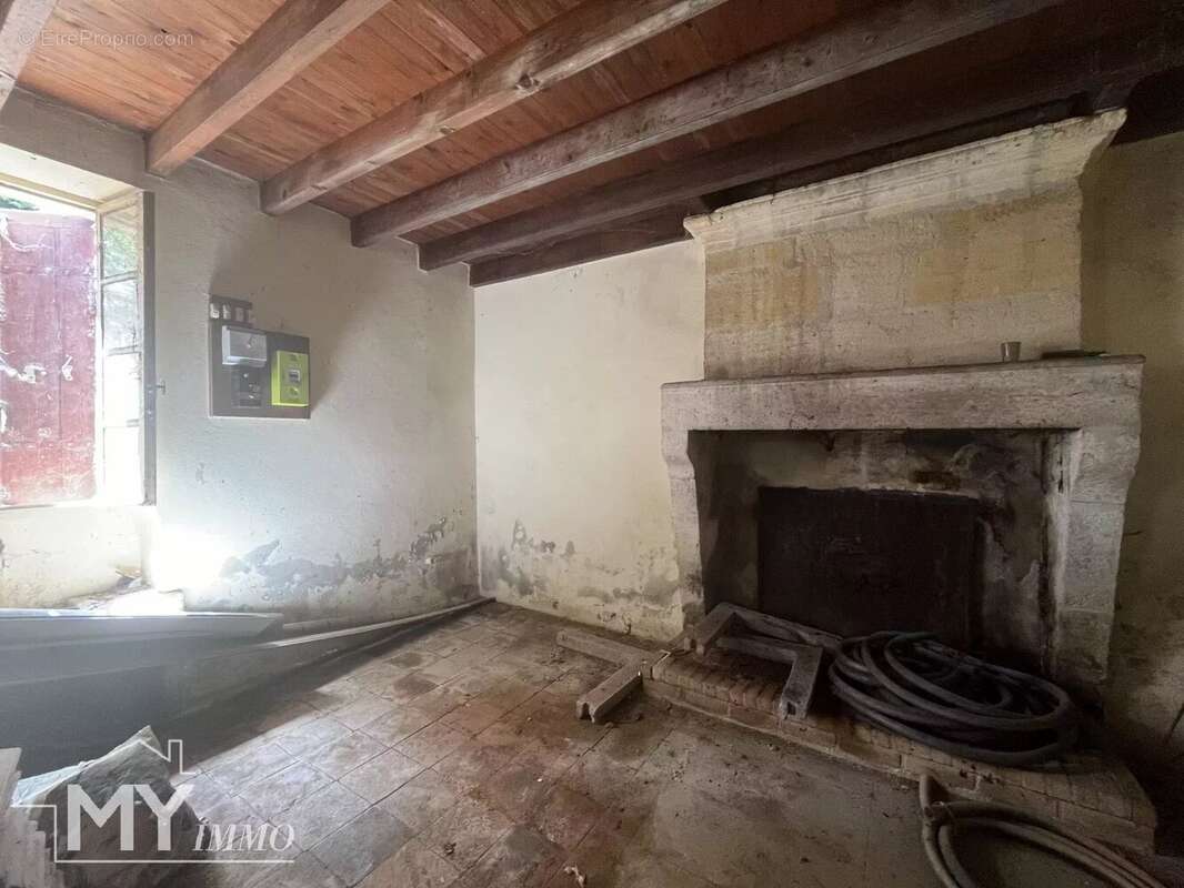 Commerce à MOULIETS-ET-VILLEMARTIN