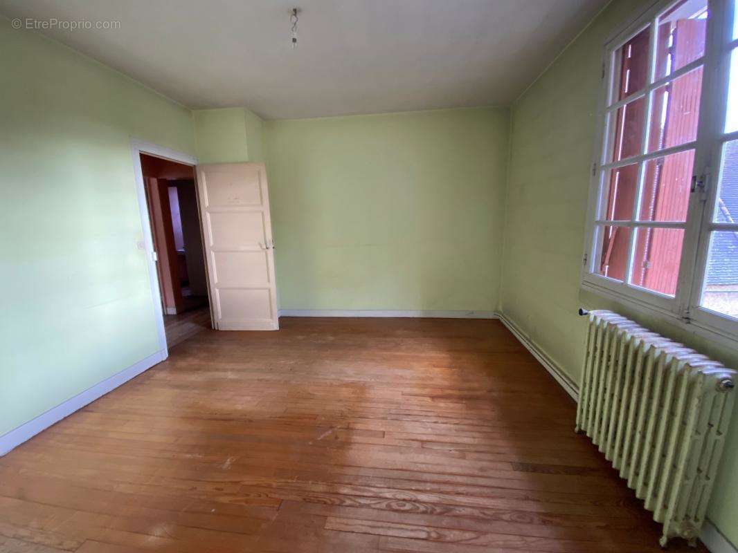 Maison à MAUZAC-ET-GRAND-CASTANG