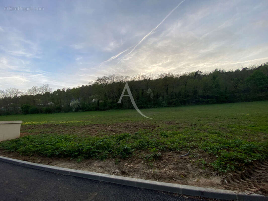 Terrain à ORMOY-LA-RIVIERE