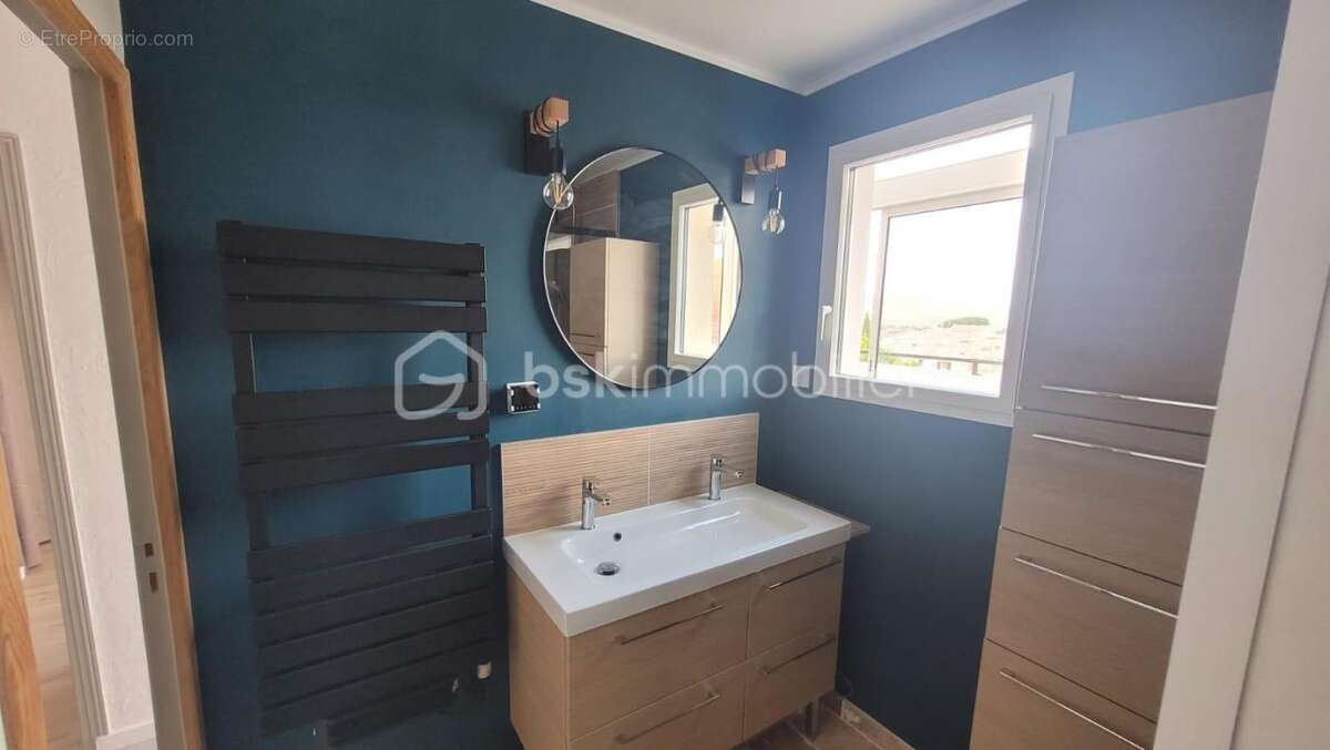 Appartement à BAGNOLS-SUR-CEZE