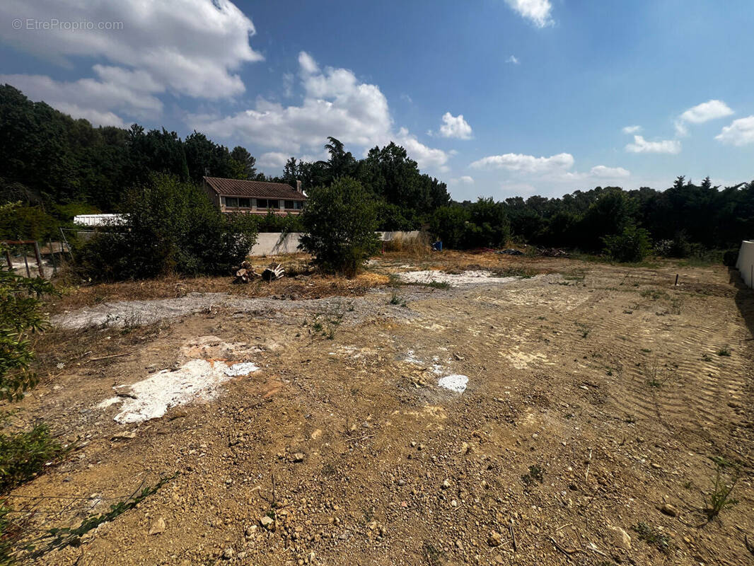 Terrain à GREASQUE