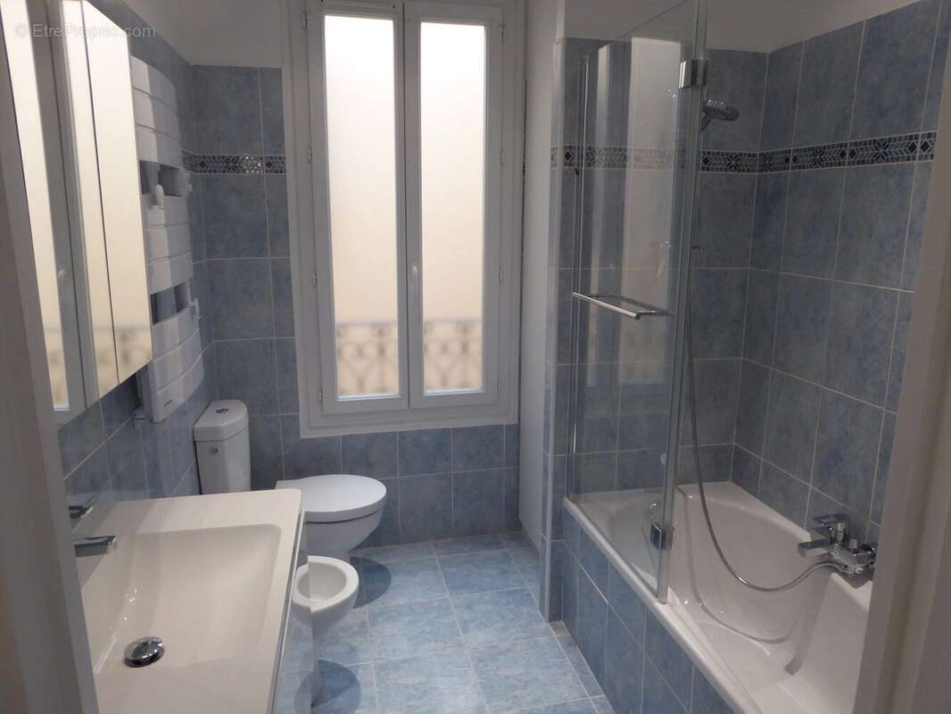 Salle de bains Lumière naturelle Carrelage - Appartement à NICE