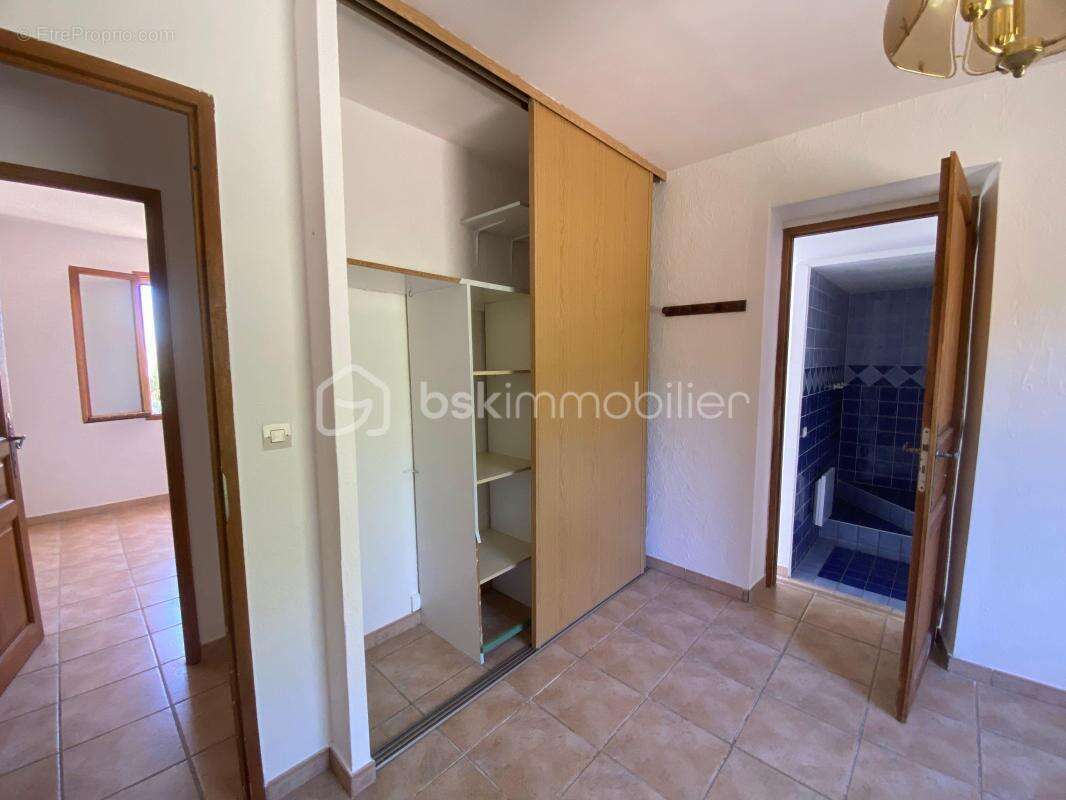 Jolie maison provençale de plain-pied lumineuse avec cheminée - 4 chambres avec garage aménagé et terrain en restanque clôturé d - photo 16