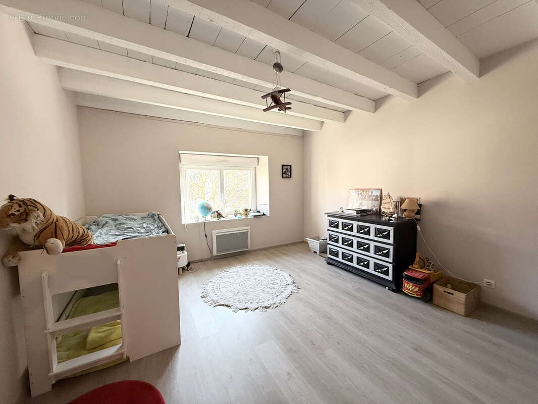 Maison à MONTROND-LE-CHATEAU