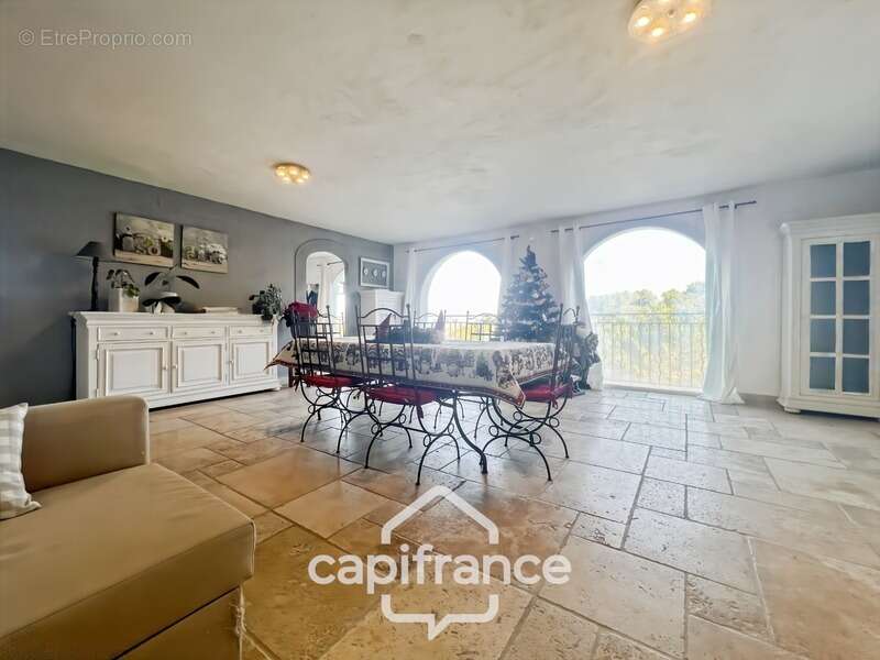 Domaine et Golf de Pont Royal, belle  propriété de 290 m2 établie sur un terrain de 2600 m2, cinq chambres, un bureau, piscine,  - photo 22