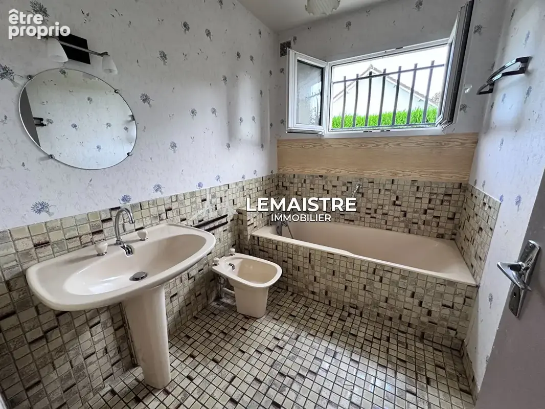 Maison à vendre - Goderville  centre- 120 m² - 5 chambres - Vie de plain-pied - Sous-sol - DPE D - photo 13