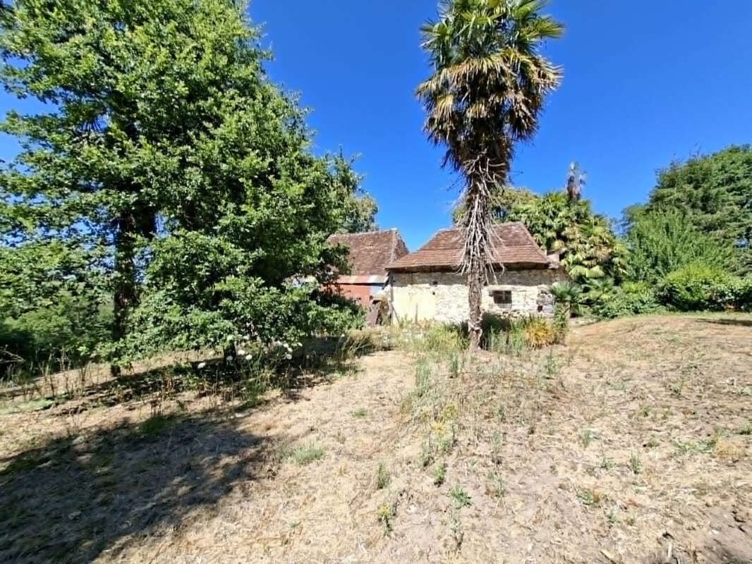 Corps de ferme des années 70 avec dépendances et 5 Hectares de terres et bois d'un seul tenant. - photo 3