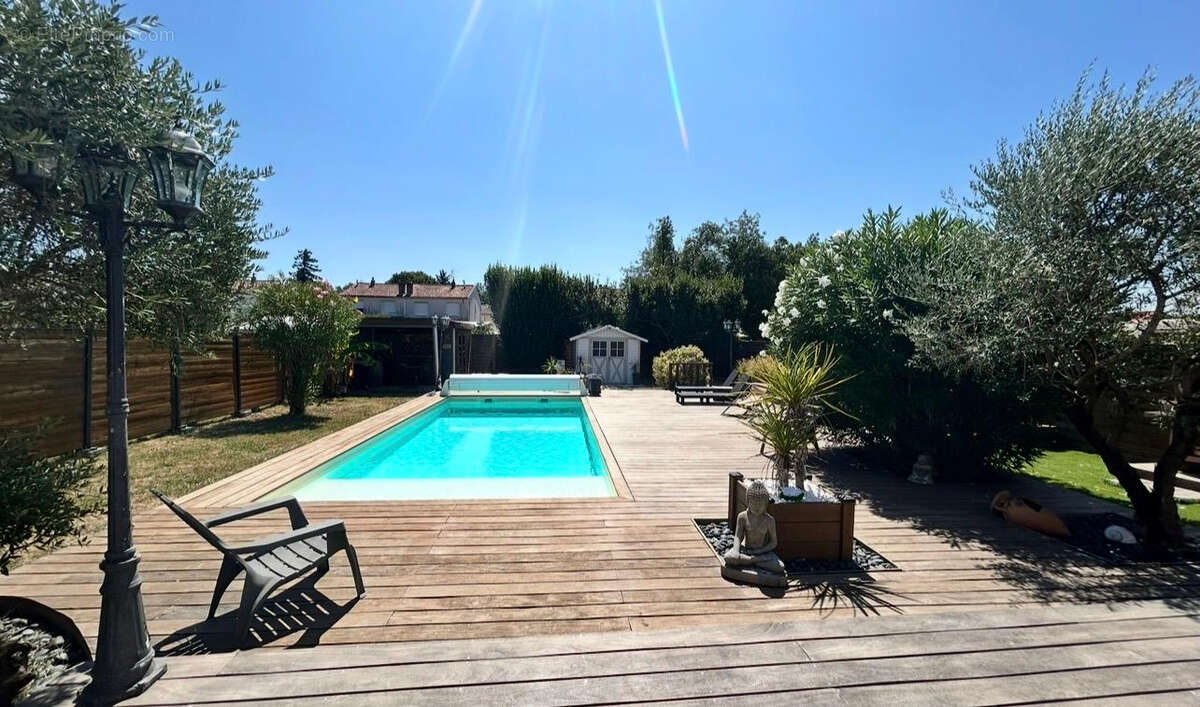 Ambès - Maison de 82 m2 habitables sur un terrain clos d'environ 596 m2- Piscine chauffée-Terrasse en bois -Pool house-Patio cos - photo 2