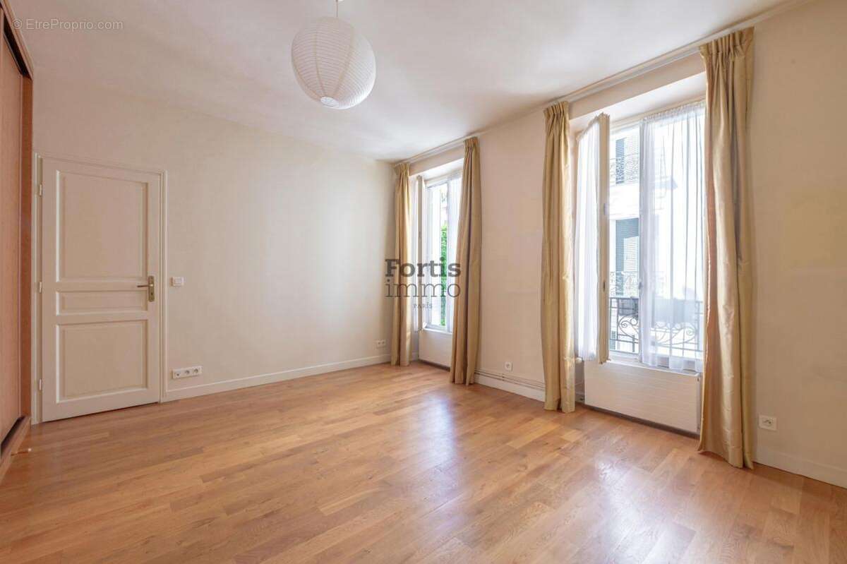 Appartement à PARIS-14E