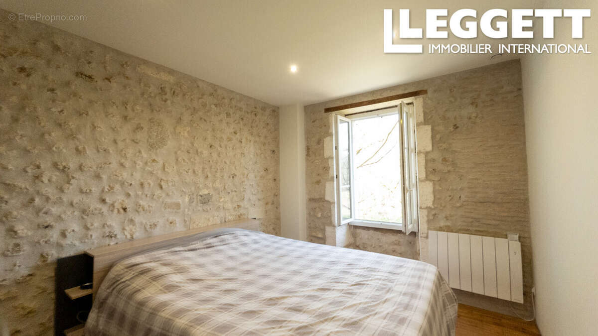 Maison à MONTMOREAU-SAINT-CYBARD