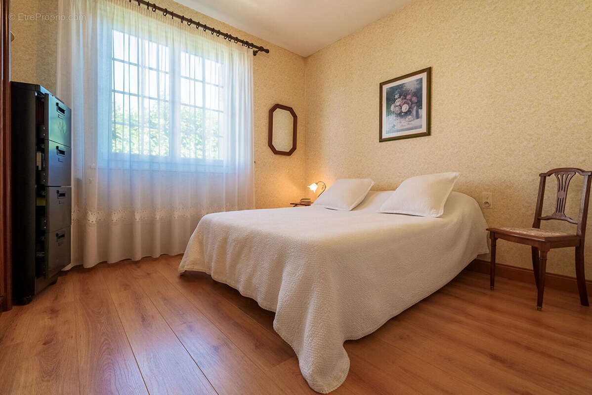 CARCASSONNE - TREBES - Villa T4 184m² (99m²) avec jardin, vaste sous-sol aménagé, garage, puits, PAC - photo 13