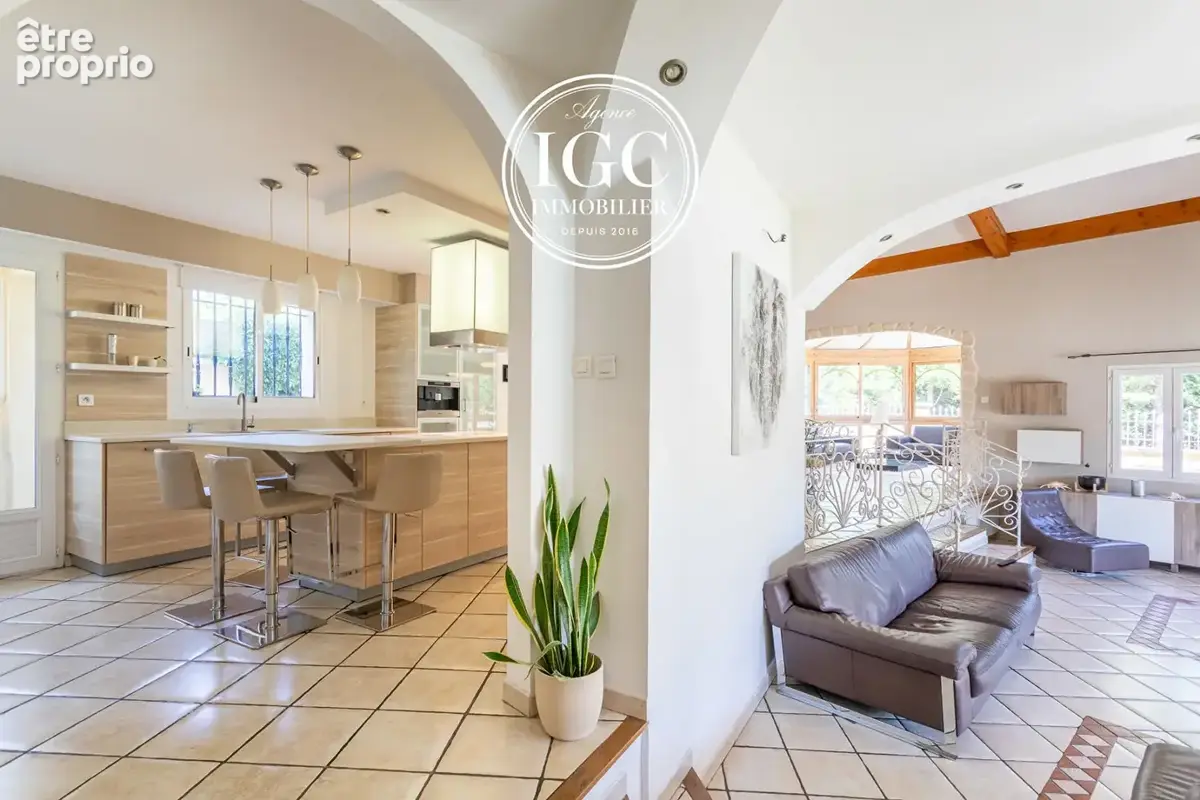 La Fare-les-Oliviers  Villa de 185 m² sur 1550 m² de terrain avec piscine - photo 10