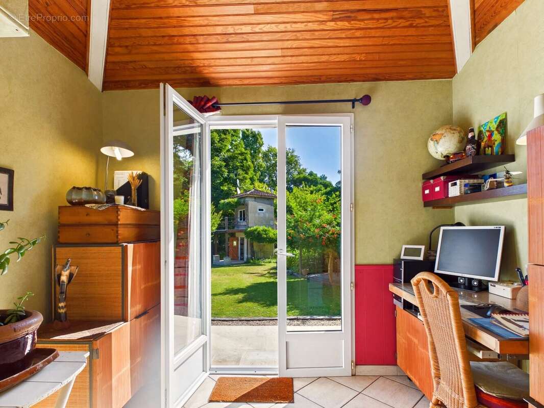 Superbe propriété en bord de rivière avec piscine à débordement et accès privé - photo 8