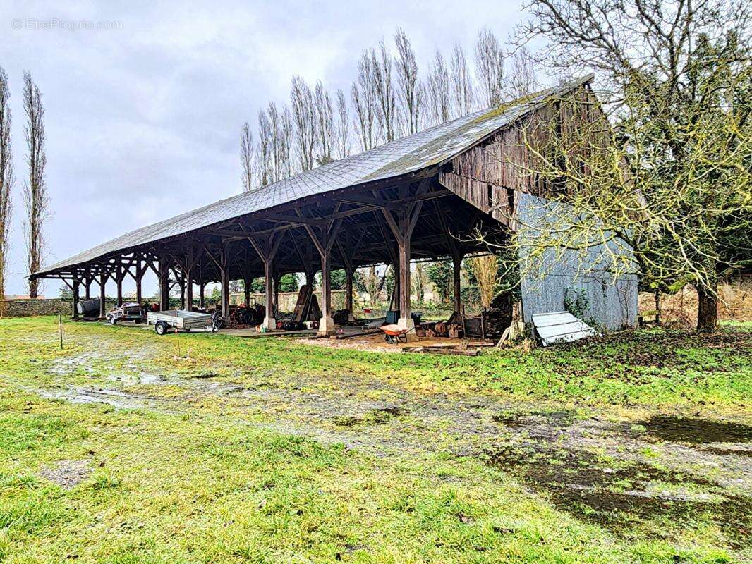 Grande grange de 600 m2 sur 2.489 m2 de terrain  plat et arboré - Prix : 262.900 - photo 2