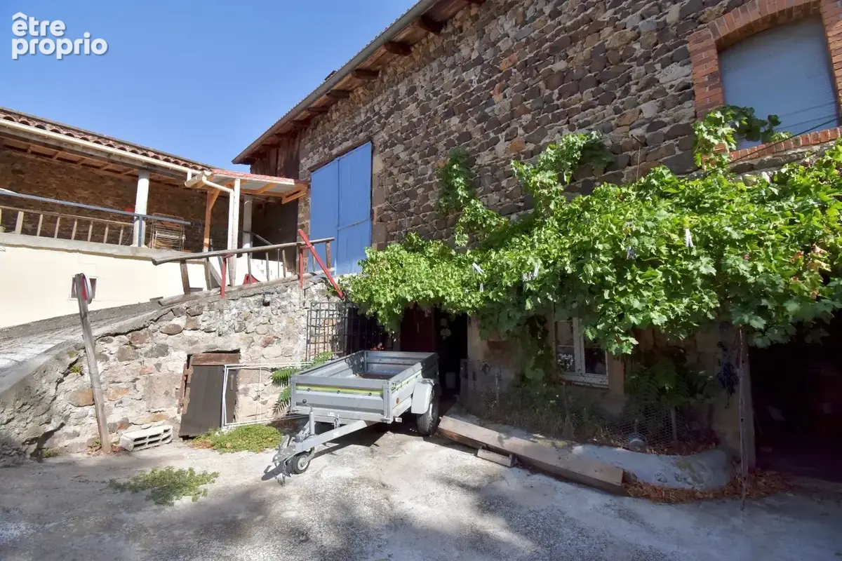 Un véritable petit fief en pierre, à l’abri des regards, offrant un cadre rare et un beau potentiel d’aménagement - photo 3